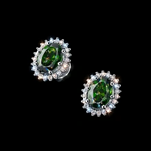 Пусеты из белого золота с хромдиопсидами и бриллиантами выращенными