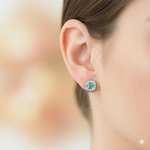 Пусеты из серебра с изумрудами и бриллиантами