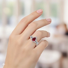 Кольцо из белого золота с и рубином и бриллиантами