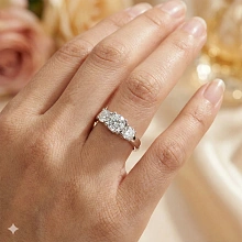 Классическое кольцо из белого золота c бриллиантами