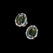 Пусеты из белого золота с хромдиопсидами и бриллиантами выращенными