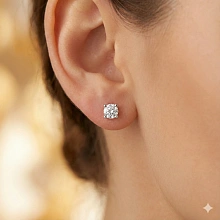 Пусеты из белого золота с бриллиантом