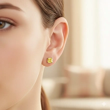 Пусеты из белого золота с бриллиантом