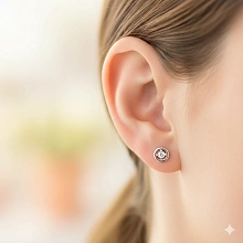 Пусеты из белого золота с бриллиантом