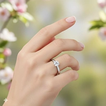 Классическое кольцо из белого золота с бриллиантом