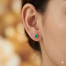 Пусеты из серебра с изумрудами