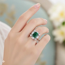 Кольцо из белого золота с и изумрудом и бриллиантами