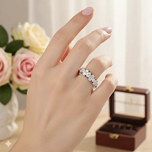 Кольцо из белого золота с бриллиантами