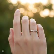 Обручальное кольцо из серебра с бриллиантом