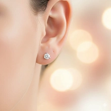 Пусеты из белого золота с бриллиантом