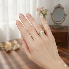 Помолвочное кольцо из желтого золота с бриллиантом выращенным