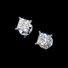 Пусеты из белого золота с бриллиантом