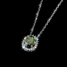 Подвеска из белого золота с хромдиопсидом и бриллиантами