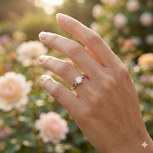 Классическое кольцо из белого золота с бриллиантом