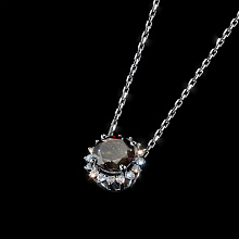 Подвеска из белого золота с гранатом и бриллиантами