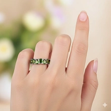 Кольцо из серебра с хромдиопсидами