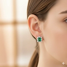 Пусеты из белого золота с и изумрудами и бриллиантами