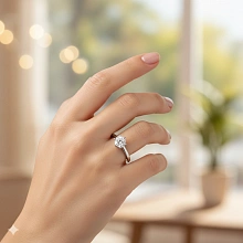 Помолвочное кольцо из белого золота с бриллиантом