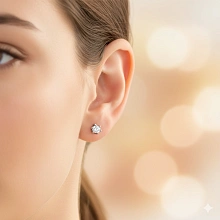 Пусеты из белого золота с бриллиантом