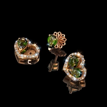 Пусеты из красного золота с и хромдиопсидами и бриллиантами выращенными