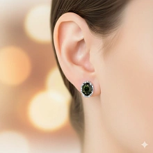 Пусеты из белого золота с хромдиопсидами и бриллиантами выращенными